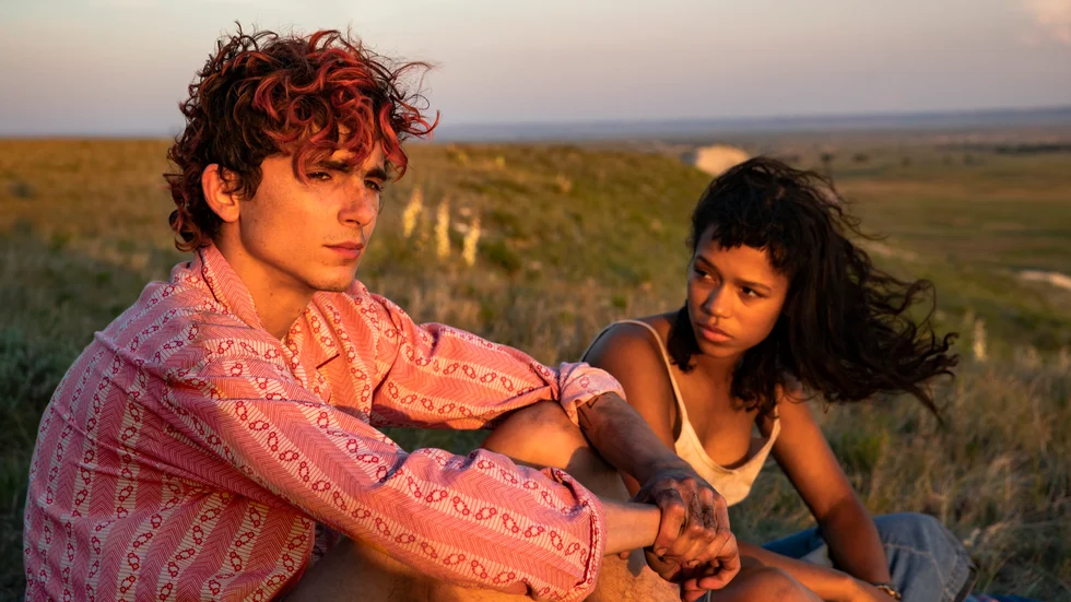 Timothée Chalamet och Taylor Russell spelar kannibaler som finner varandra i "Bones and all". Pressbild.