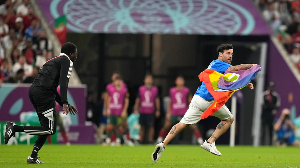 Mario Ferri sprang in med en regnbågsflagga under matchen mellan Portugal och Uruguay.