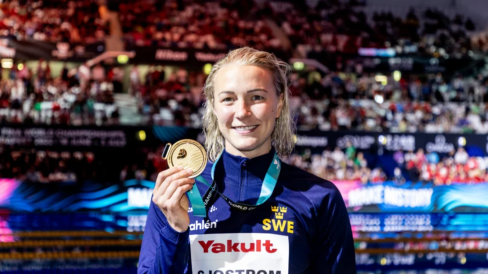 Sarah Sjöström visar upp sin guldmedalj från 50 meter fritt under sim-VM i Budapest. Arkivbild.