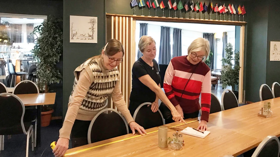 Maggie Holmqvist, Jörel Emilsson och Anita Östlundh rustar inför julmarknaden i Malå. Jörel jobbar på hotellet, Maggie och Anita är med i folkdanslaget, och nu ser de fram emot ett givande samarbete.