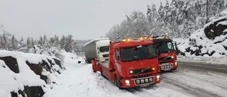 "Jag har tappat räkningen, jag vet inte hur många bilar vi har dragit upp" • Dubbelt kämpigt för bärgarna med snön och strömlöst