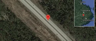 Personbil stillastående på E18