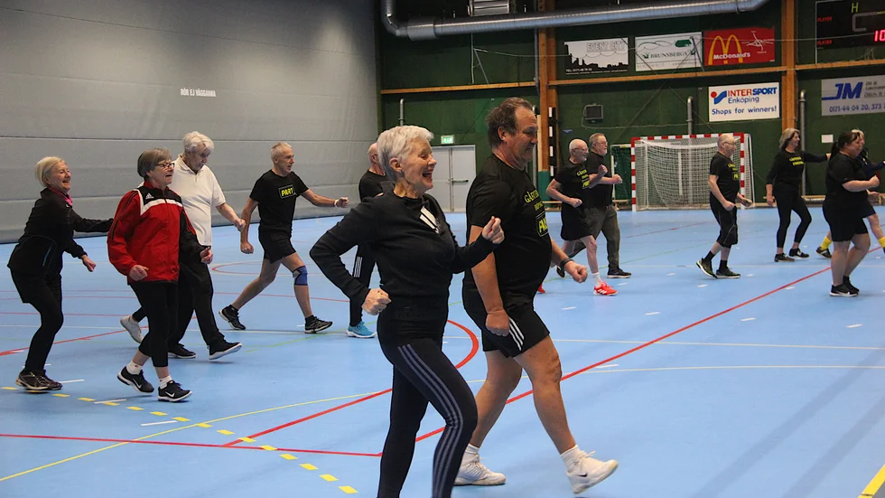 Både rutinerade och nybörjare bland gåfotbollsspelarna i Enköping, Kristina Magnusson och Benny Lindström, närmast i bild, får en lektion i gång i Idrottshuset.