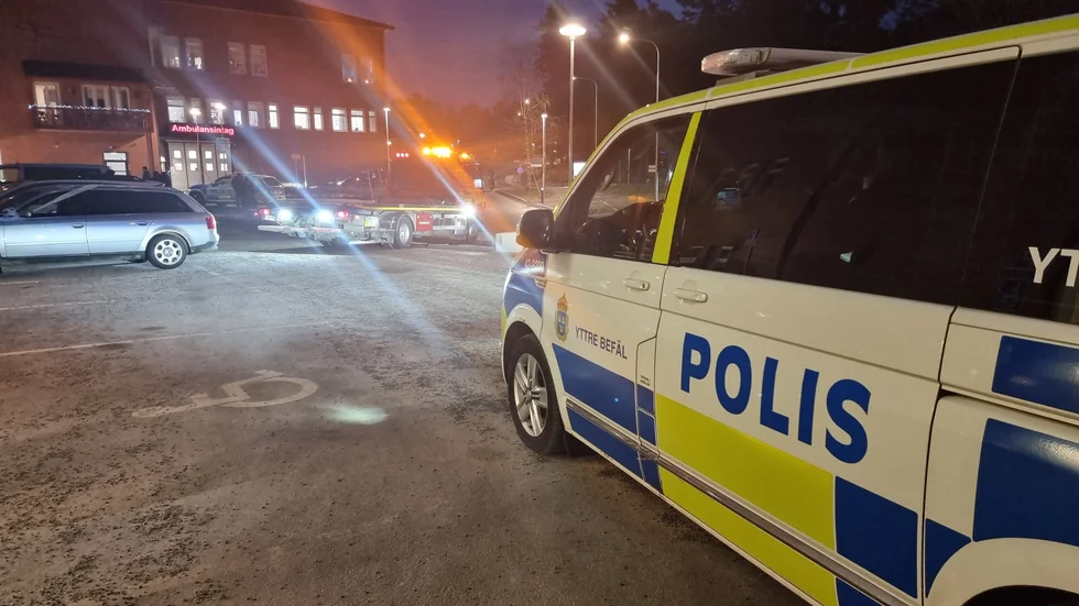 Polis på plats utanför akutmottagningen på Vrinnevisjukhuset.