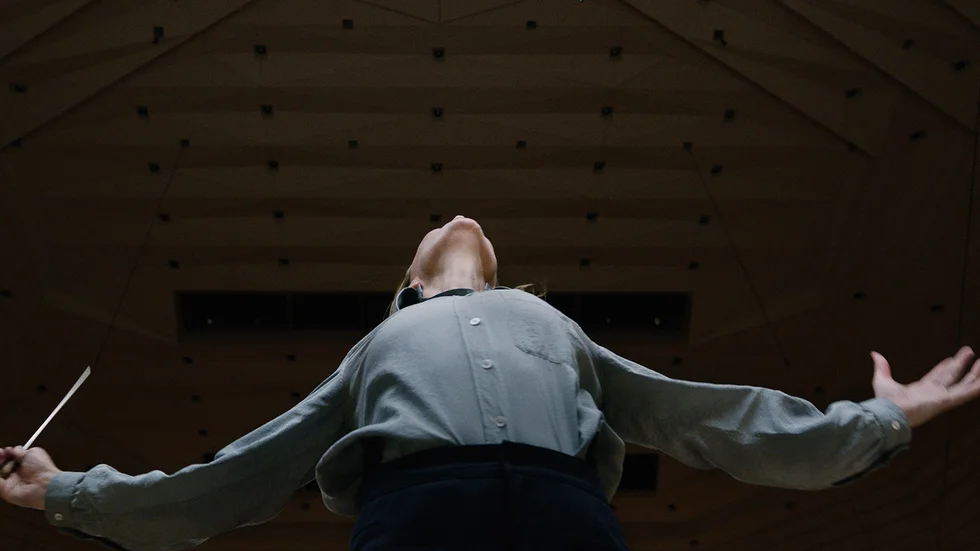 Högsta betyg till "Tár". Cate Blanchetts porträtt av en metooanklagad stjärndirigent är lika tidlöst som aktuellt. Todd Fields film är ett mastigt stycke modern filmhistoria som tål att skärskådas gång på gång.