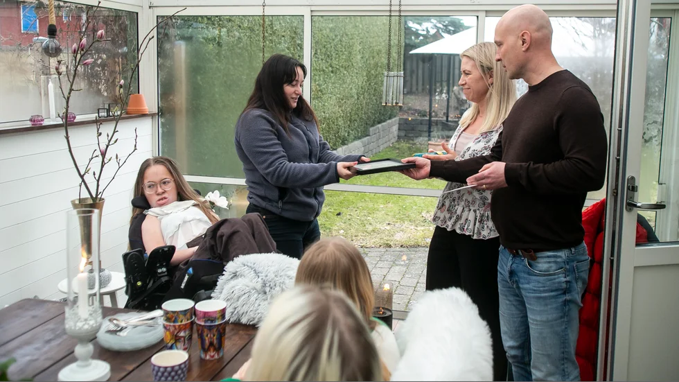 Moa Karlsson tar emot diplomet för att hon utsetts till årets assistent inom Humana i Östergötland av Jessica Jarme Brindmark och Björn Jarme. Att Moa alltid gör det lilla extra för Della menar de var anledningen till att de nominerade henne. 