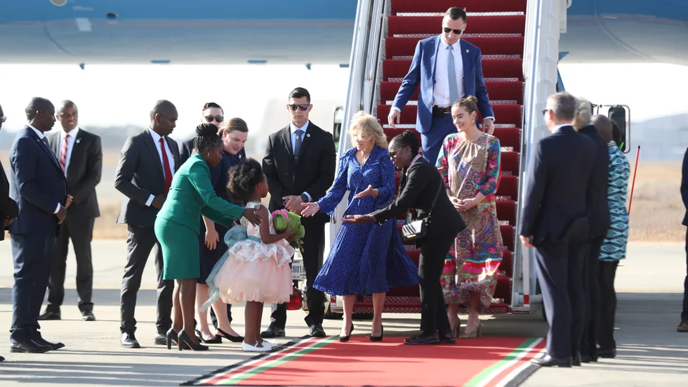 USA:s presidentfru Jill Biden (mitten) besöker Kenya under tre dagar.