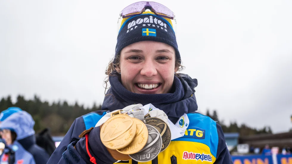 Hanna Öberg med alla VM-medaljer hon vann i Oberhof. 