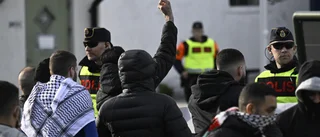 Sex åtalas för stenkastning vid koranbränning