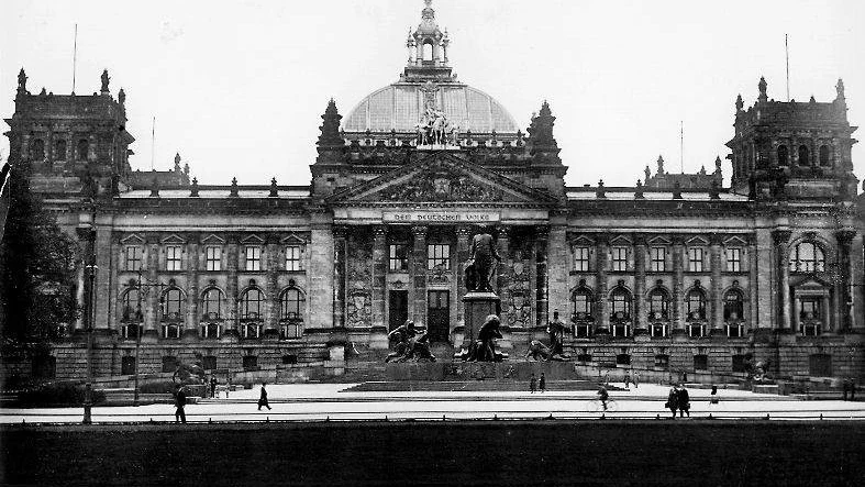 Riksdagshuset i Berlin genomgår för närvarande en omfattande renovering. Fotot från 1932