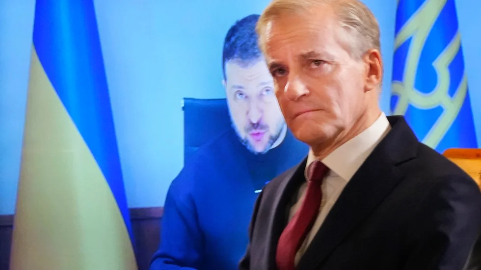 Statsminister Jonas Gahr Støre (Ap) under presentationen av stödpaketet till Ukraina. Volodymyr Zelenskyj deltog via videolänk.