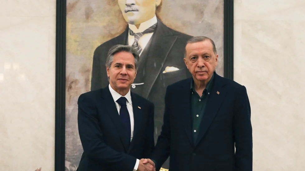 USA:s utrikesminister Antony Blinken skakar hand med Turkiets president Recep Tayyip Erdogan.