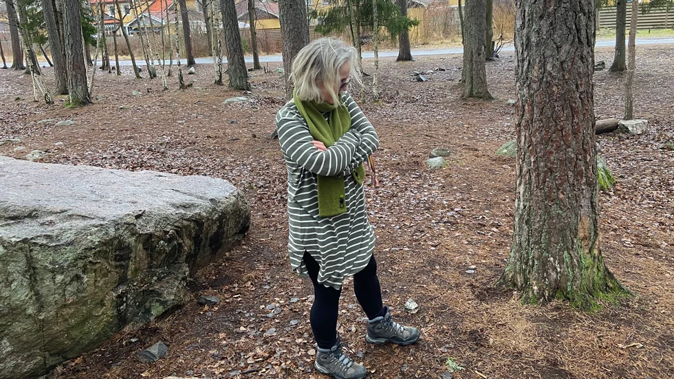 Ulla Thorstenson på Finningeskolans fritids visar platsen där en elev från årskurs 1 hittade knark i torsdags eftermiddag.