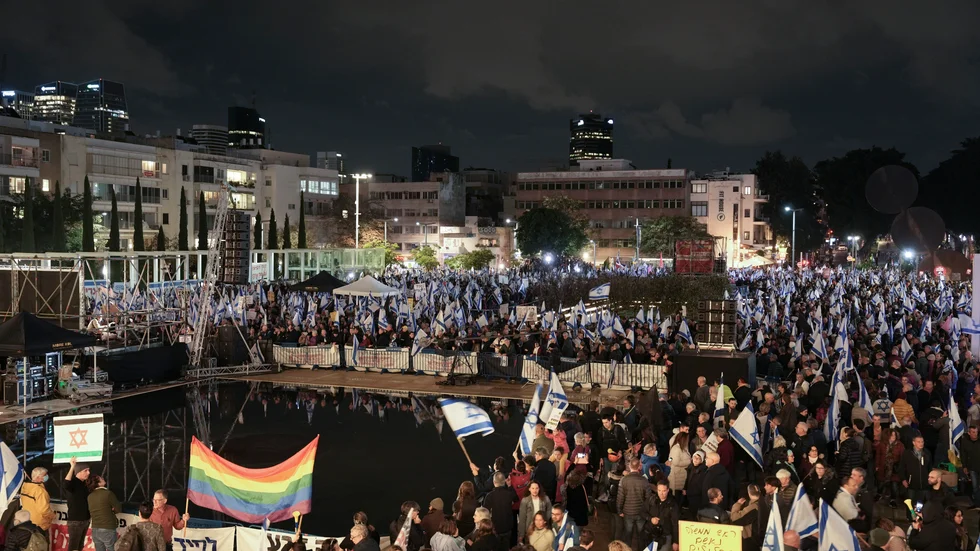 Stora protester mot den israeliska regeringen har anordnats i Tel Aviv och andra städer på lördagen.