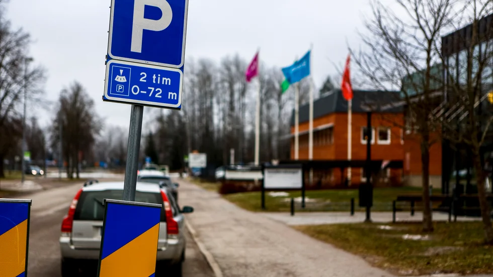 Gratisparkeringen vid socialtjänsten på Västgötagatan uppskattas av signaturen M. T. som dock irriterar sig på företagsbilar ofta använder sig av parkeringen.