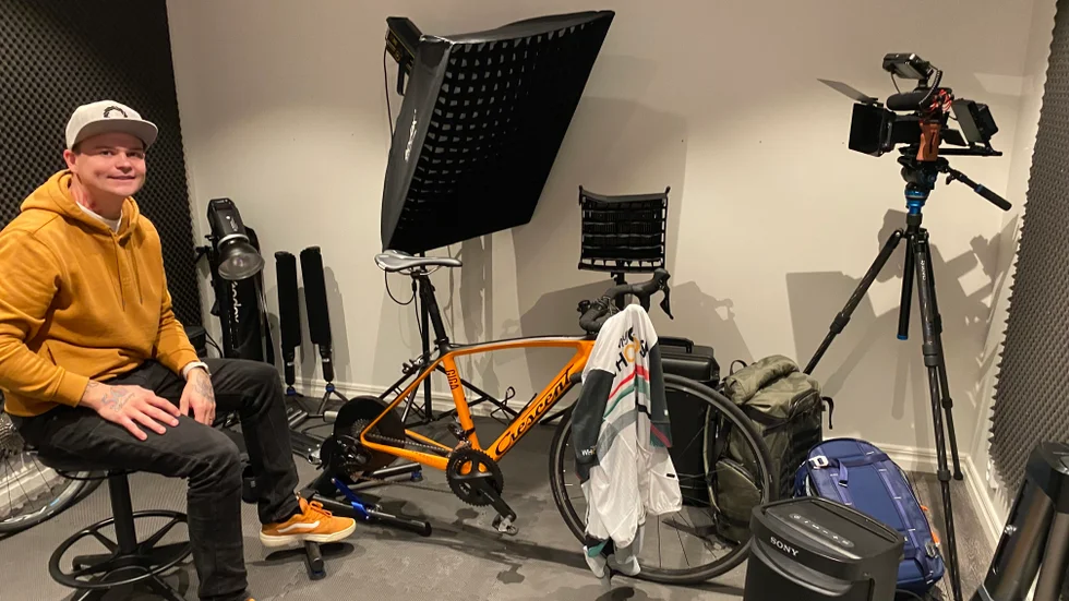 Jeff Thorén visar sin kombinerade studio och träningsrum i Västra Lund. Här kan han producera filmer som visar hur det ska cyklas och hur cykeln ska ställas in. Amerikanen är cykelmekanikern som blev fotograf, vilket nu är hans yrke med Motala som bas.