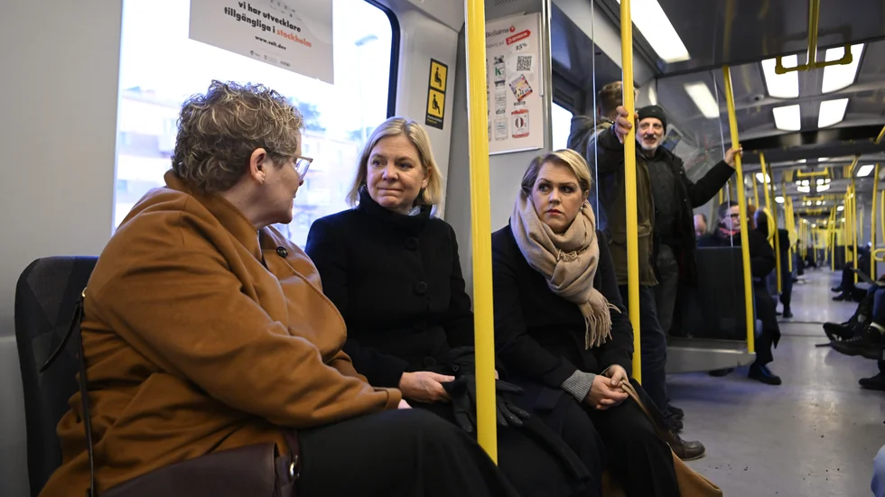 Socialdemokraternas partiledare Magdalena Andersson (S), Lena Hallengren (S) och Stockholms stads finansborgarråd Karin Wanngård (S) åker tunnelbana till Dalens Centrum. Syftet med besöket är att träffa invånare som drabbats av sprängningar och skjutningar i området.