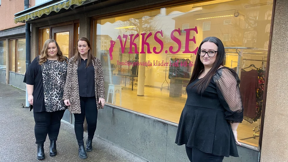 Josefine Berg Johansson, till vänster, vid den numera utplockade klädbutiken tillsammans med sina systrar Carolin Berg och Linda Berg Johansson. Nu letar de efter ett renodlat lager för att spara in på kostnaderna.