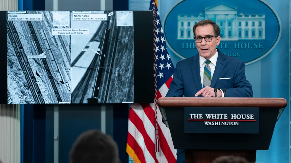 John Kirby, talesperson för USA:s nationella säkerhetsråd, visar satellitbilder som han säger underbygger USA:s påståenden om att Nordkorea levererat vapen för användning i kriget i Ukraina.