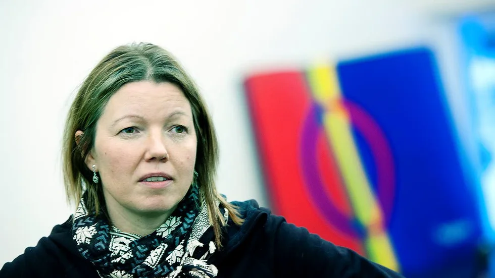 Ájttes publika chef Elina Nygård tar bort affischen med stulna Sunna-bilder.