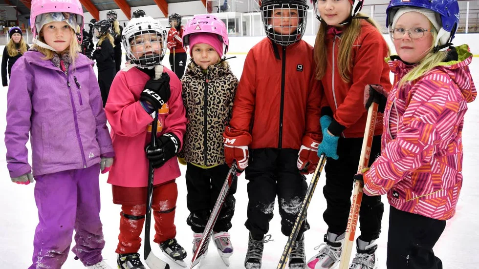 BLIVANDE SPELARE. Iza Lundström, Molly Gustavsson, Joline Laitamaa, Iris Stridfeldt, Malin Keinström och Alice Mämmi provade på hockey tillsammans med Kiruna IF på Matojärvi under världs tjejhockey dagen.