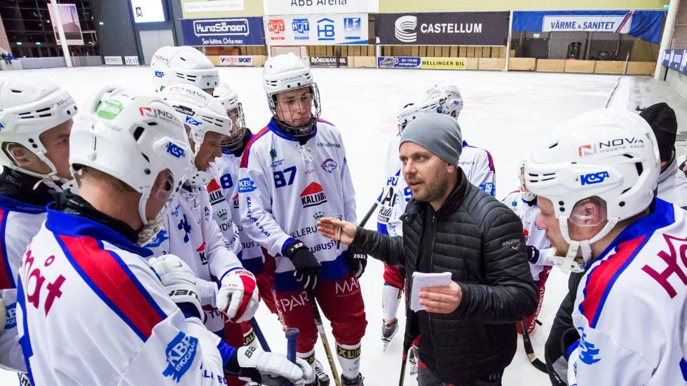 I hetluften. Mats Rönnqvist ger direktiv till sina spelare under fredagens premiär mot TB Västerås.