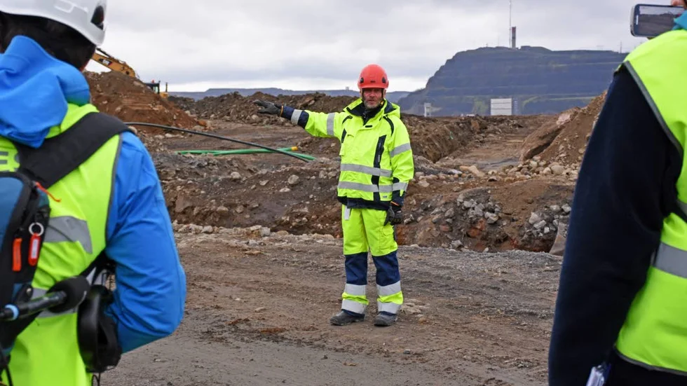 Nya platsen. LKAB:s ansvarige för flytten av kulturbyggnader Tjabba Nordanfjäll visar var byggnaderna kommer att stå efter flytten.