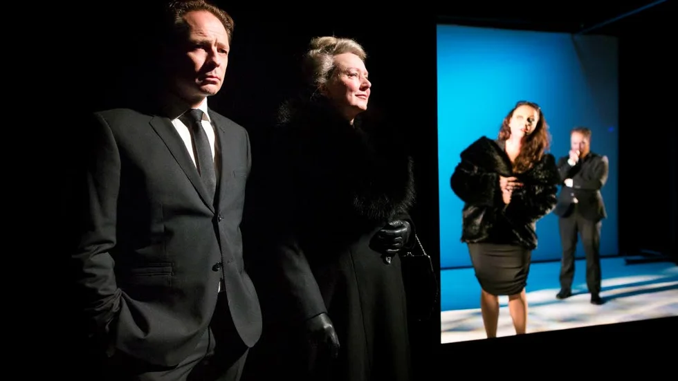 Den store regissören och den stora författaren, Victor nSjöström respektive Selma Lagerlöf, spelade av Björn Wahlberg och Margareta Niss. I bakgrunden Annika Isaksson som Tora Teje och Harry Friedländer som filmfotografen Julius Jaenzon.