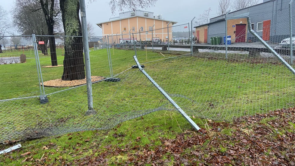 Staket rammades på Mariefredsvägen under fredagsnatten. Här har det ersatts av ett provisoriskt staket.