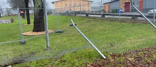 Vansinnesfärd i Strängnäs – misstänkt rattfyllerist rammade staket