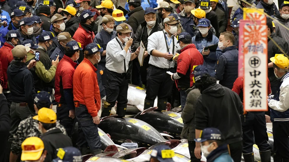 Den traditionella nyårsauktionen av tonfisk har hållits på Tokyos fiskmarknad.