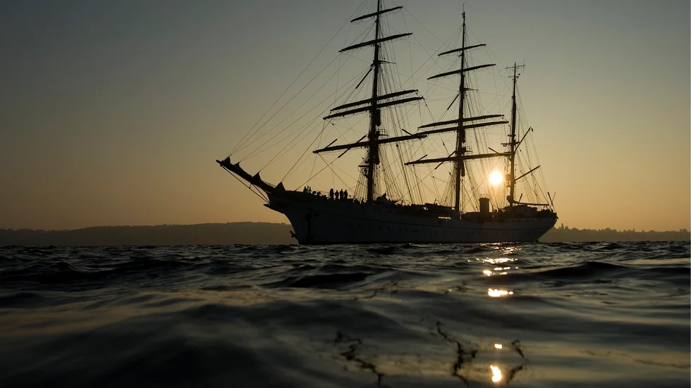 Kapten Rönner i romanen "Döden och Kerstin" minns sitt långa liv till sjöss, från jungman till kapten, från segelfartyg till maskindrift.