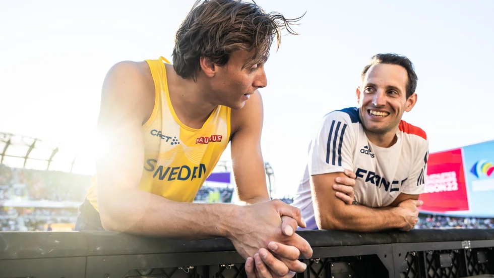Renaud Lavillenie, t h, kommer inte till IFU Arena för Armand Duplantis egen stavhopsgala, Mondo Classic. En skada sätter stopp.