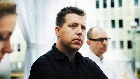 En av skribenterna - Henrik Yngvesson (M). I bakgrunden syns Johan Gustafsson, politisk sekreterare för Moderaterna i Kalmar läns landsting.Foto: Ellen Kindstrand