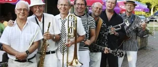 Lättlyssnad gladjazz i slottsruinen