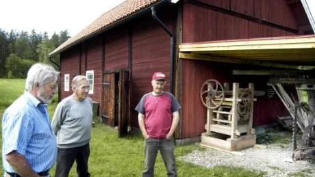 Sven Öberg, Lennart Holmgren och Håkan Schillerström är några i en stor skara entusiaster som engagerat sig i hemvändardagen i Dalhem. Här syns framför det nyrenoverade kyrkstallet vid Dalhems kyrka.