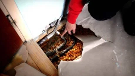 Vattenledningarna saknade packning och det fanns risk för läckage. Dessutom hade hantverkaren nöjt sig med att lägga en plastmatta över hålet i golvet.
