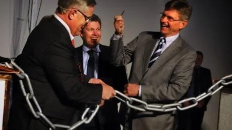På måndagen invigdes anstalten Västervik Norra. Istället för att klippa band satte Kriminalvårdens generaldirektör, Lars Nylén, lås på en grov kätting. Sven Lindgren, landshövding i Kalmar län, hittade nyckeln. Det hela övervakades av Erik Linder, Gertrudsvik Sjöstad.