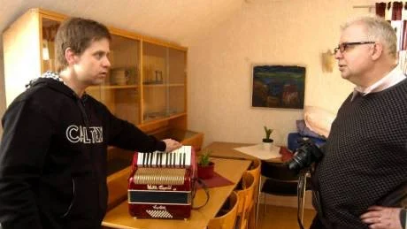 Stefan Nykvist i Larz-Kristerz orkester diskuterar ett Hagströms dragspel med Mikael Johansson, Gamleby, initiativtagare till dansen i Locknevi bygdegård.