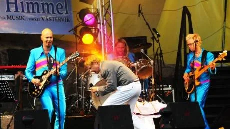 Dansbandet Rolandz med Robert Gustafsson i spetsen underhöll publiken i slottsruinen under kvällen. Foto: Karin Hertz