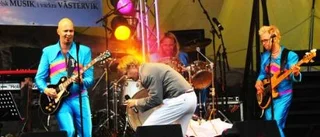 Humor och dansband i slottsruinen
