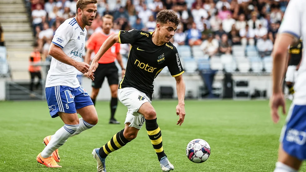 Christoffer Nyman i duell med AIKs Yasin Ayari.