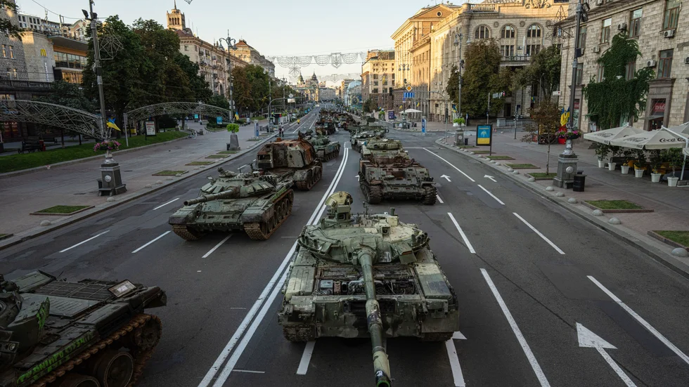 Förstörda ryska stridsfordon står på parad i Ukrainas huvudstad Kyiv. Myndigheterna har dock förbjudit människor från att samlas på stan för att fira gårdagens självständighetsdag av rädsla för ryska attacker mot befolkningen.