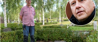 Roger tvingades lägga gravstenen på marken • Priset för att få staga upp stenen: 3 700 kronor • Kyrkogårdschefen: "Vi lägger oss inte i prissättningen"