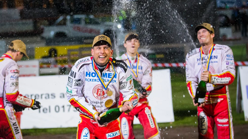 Andreas Jonsson och hans lagkompisar firar SM-Guldet med Rospiggarna 2016.