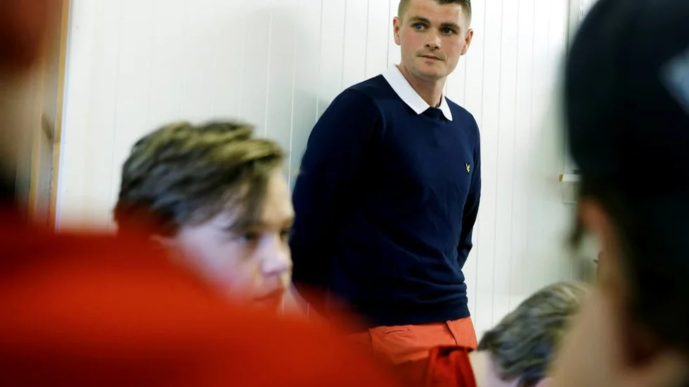 Regelkoll. Tobias Wärn berättade för Borens P15-lag hur det är at döma i allsvenskan. Och gav exempel på hur regler kan tolkas.