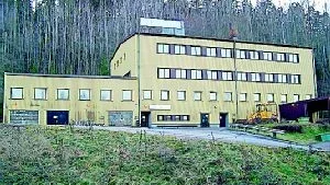 I början av maj flyttar Valdemarsvikspolisen in på ett av våningsplanen i Konfektionstjänsts gamla lokaler bortanför busstationen i centrala Valdemarsvik.