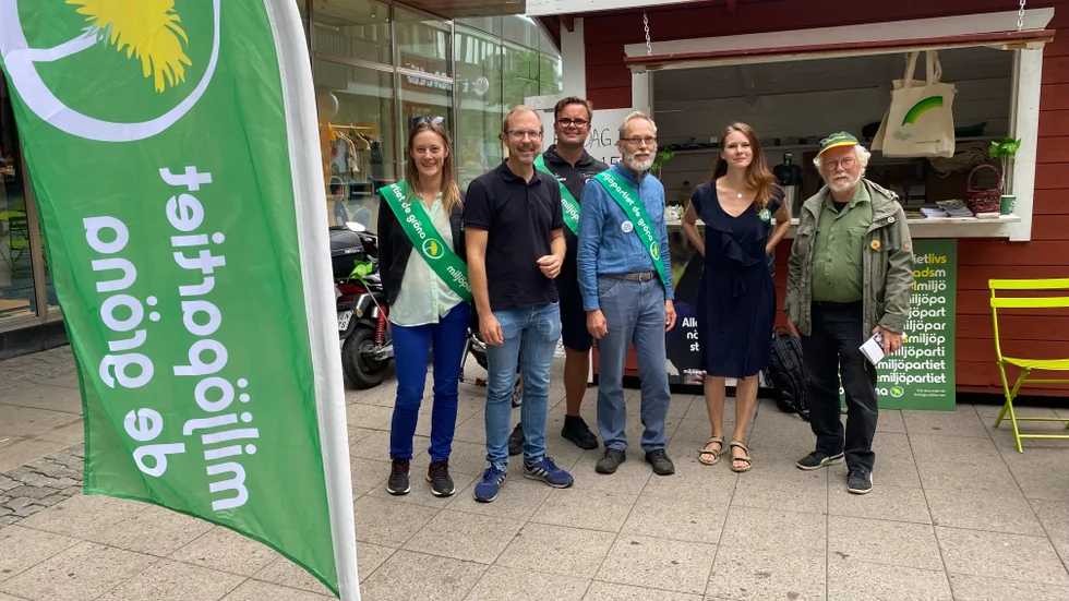 Här är några i det gröna laget i Norrköping, vid Miljöpartiets valstuga i city. Baiba Pumpure, Robert Nordman, Jan Thilander, Ingemar Hillerström, Rebecka Le Moine och Bengt Cete.