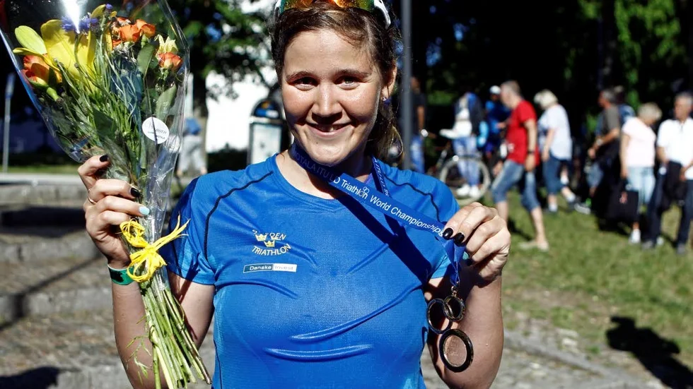 Annie med guldmedaljen som det hon vann med de svenska laget i lagtävlingen.