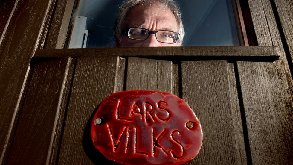 070925 Höganäs
Konstnären Lars Vilks på ett tillfälligt besök i sin bostad. Vilks måste på grund av mordhot från Al Qaida vistas på hemlig ort. 
Bild Jeppe Gustafsson